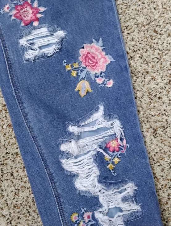 3920 Size 18 American Eagle Outfitters Distressed Jeans with Floral Embroidery - Picture 2 of 7